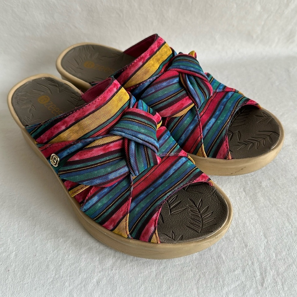 Bzees multicolor fabric wedge slip-on sandals, size 8M